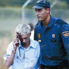 El maquinista Francisco José Garzón, junto a un policía, tras el accidente del pasado 24 de julio.