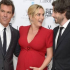 Kate Winslet, entre el actor Josh Brolin (izquierda) y el director Jason Reitman, en la gala del festival de cine de Londres.