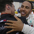 El británico Lewis Hamilton (Mercedes) abraza a uno de sus mecánicos tras arrasar en el GP de Francia.