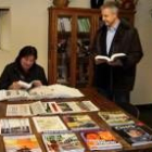 Ana Luisa Durán y Celestino Colín, durante el acto de entrega de los libros en la jornada de ayer