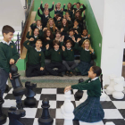 Alumnos del Colegio San Juan de la Cruz jugando con un ajedrez gigante.