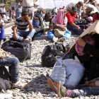 Refugiados esperan para ser registrados tras haber cruzado la frontera entre Serbia y Croacia.