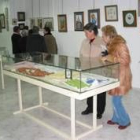 Dos mujeres analizan uno de los artículos de la muestra