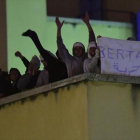 Los ingresados en el CIE de Aluche gritan consignas desde la azotea del centro