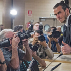 Bale, durante la rueda de prensa que ofreció en el Bernabéu tras la renovación. EMILIO NARANJO