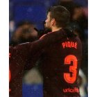 Gerard Piqué manda callar a la afición del Espanyol después de anotar el 1-1 en el marcador. A. GARCÍA