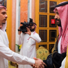 El príncipe heredero Mohamed bin Salman (derecha) saluda a Salah Kashoggi, hijo del periodista asesinado en Estambul.