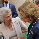 Margarita Morais y la reina Sofía conversan ayer jueves durante la entrega de los premios. DL