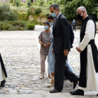 Los reyes Felipe y Letizia fueron recibidos por el abad y el prior del monasterio de Poblet, único punto de su visita. BALLESTEROS