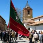 Momento en que el nuevo pendón es izado por primera vez junto a la iglesia