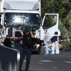 Forenses y policías buscan pruebas en el camión que arrolló a la multitud en Niza, el 14 de julio del 2016.