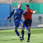 Fontanillo, a la izquierda, despeja un balón a pesar del acoso de un jugador del conjunto soriano