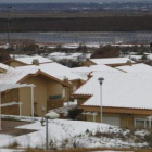 Las placas del huerto solar, detrás de varias viviendas de la zona afectada.