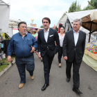 Manuel Reguera, Juan Carlos Suárez-Quiñones y Raúl Valcarce recorrieron ayer la Feria del Bierzo.