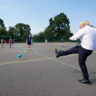 Boris Johnson juega un partido en una escuela de primaria. PIPPA FOWLES