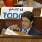 Federico Trillo se sienta en su escaño del Congreso en el pleno celebrado ayer
