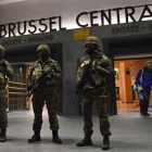 Soldados enmascarados frente a la estación central de Bruselas.