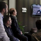 Los sirios siguen por televisión el discurso del presidente Bachar al Asad.