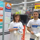 Dos voluntarios del Banco de Alimentos en Carrefour de Ponferrada.