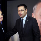Florentino junto a Rosell en el Memorial a Cruyff que ayer abrió sus puertas en el Camp Nou como homenaje público a toda una leyenda del fútbol mundial. ESTÉVEZ/DALMAU
