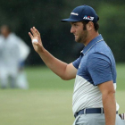 Jon Rahm saluda al público de Augusta después de patear en el hoyo 17.