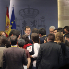 El presidente Rajoy conversa con los periodistas.