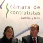 El consejero de Fomento junto a la presidenta de la cámara de Contratistas.