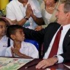 Bush, de visita en un Centro para los pacientes de sida en Bangkok, en su visita a Tailandia
