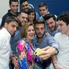 María Dolores de Cospedal se hace un selfie con miembros de nuevas generaciones. MARCIAL GUILLÉN
