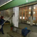 Operarios de limpieza trabajando ayer en la planta superior del Mercado de Abastos.