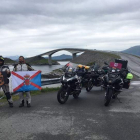 Carlos Gago con la bandera berciana  y en la Carretera del Atlántico en Noruega. DL