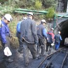 Trabajadores de Alto Bierzo, a la entrada del pozo Casares.