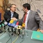 Francisco Martínez Carrión y Ángel Penas durante la firma del convenio de colaboración