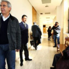 Domingo Cueto, sentado, y Dionisio Elías, a la izquierda, dos de los accionistas mayoritarios.