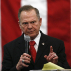 El candidato republicano para las elecciones legislativas de Alabama, Roy Moore, durante el mitin de este lunes.
