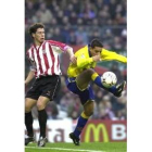 Asier disputa un balón con el jugador canario del Villarreal, Guayre