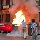 Ortega Smith apaga un fuego en unos contenedores junto a la sede de Vox en Madrid