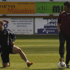 Cembranos se dirige al leonés Albertín en un entrenamiento.