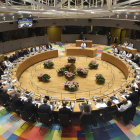 Participantes en la cumbre de la Unión Europea que se inició ayer en Bruselas. JOHN THYS