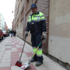 Un trabajador de la limpieza, el pasado día 1 de febrero, en las calles de León tras ser municipalizado el servicio.