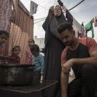 Palestinos cocinan en un campamento habilitado por Naciones Unidas en Khan Yunis para desplazados por los bombardeos. HAITHAM IMAD