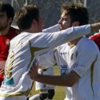 Viola, a la derecha, felicita a Quique de la Mota por materializar el gol del empate al transformar