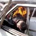 El cuerpo de un hombre arde en uno de los coche bomba