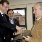 El consejero de Fomento, Antonio Silván, entrega las llaves de una de las viviendas protegidas de Ar