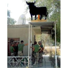 La imagen del toro de Osborne destaca sobre un antiguo edificio del Ejército iraquí