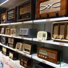 La muestra de radios antiguas con 200 piezas.