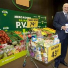 El presidente de la cadena, Juan Roig, posa antes de la rueda de prensa