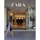 Una mujer pasa ante un comercio de Zara.