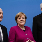De derecha a izquierda,  el líder del Partido Socialdemocrata, Horst Seehofer, la cancillera alemana, Angela Merkel y el líder de la Unión Socialcristiana, Olaf Zcholz.