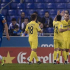 Los jugadores del Villarreal felicitan a Trigueros por su gol al Espanyol en Cornellà.